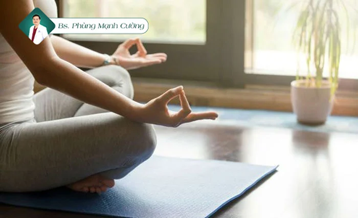 Bạn có thể thiền hoặc tập các động tác yoga đơn giản, giúp cơ thể được thư giãn và rút ngắn quá trình hồi phục.