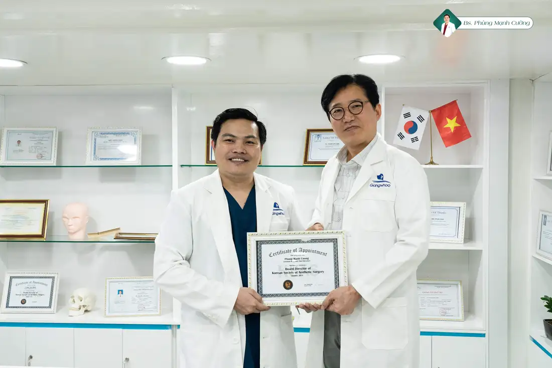 Tư Vấn Nên Độn Cằm Bằng Chất Liệu Gì An Toàn, Chất Lượng? 13 Bác sĩ Phùng Mạnh Cường đi tu nghiệp tại Hàn Quốc