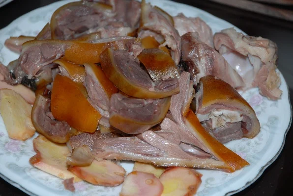 Thịt chó dễ gây viêm và sẹo sau cắt mí