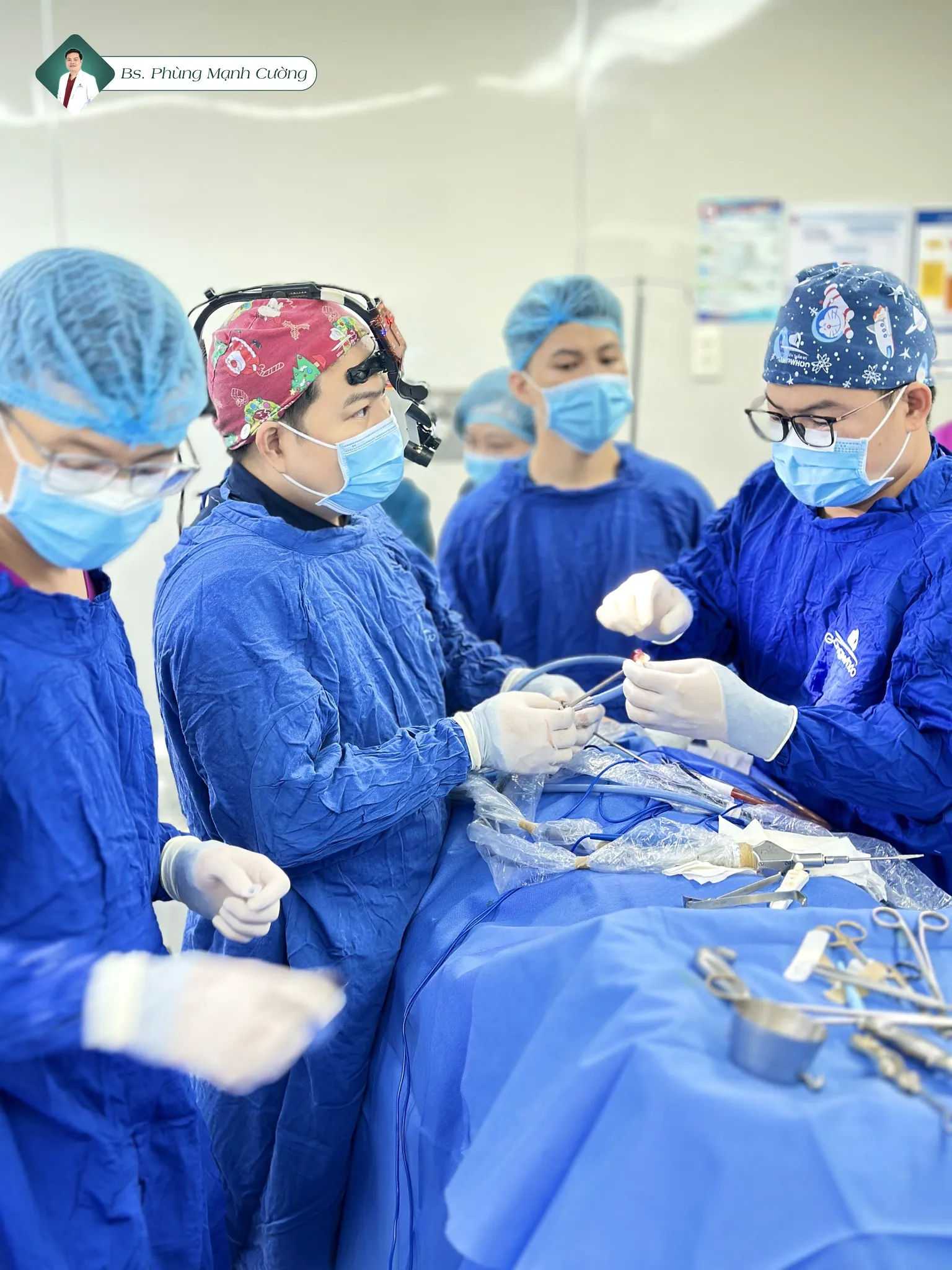 Cắt da thừa mí mắt bao nhiêu tiền? Cập nhật giá mới nhất 7 Bác sĩ Phùng Mạnh Cường sử dụng công nghệ nội soi 4K và dao mổ plasma hiện đại trong phẫu thuật cắt mí