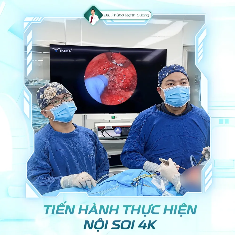Cắt da thừa mí mắt có nguy hiểm không? Những lưu ý an toàn 7 Bác sĩ Phùng Mạnh Cường sử dụng công nghệ nội soi 4K giúp bóc tách chính xác, ít xâm lấn