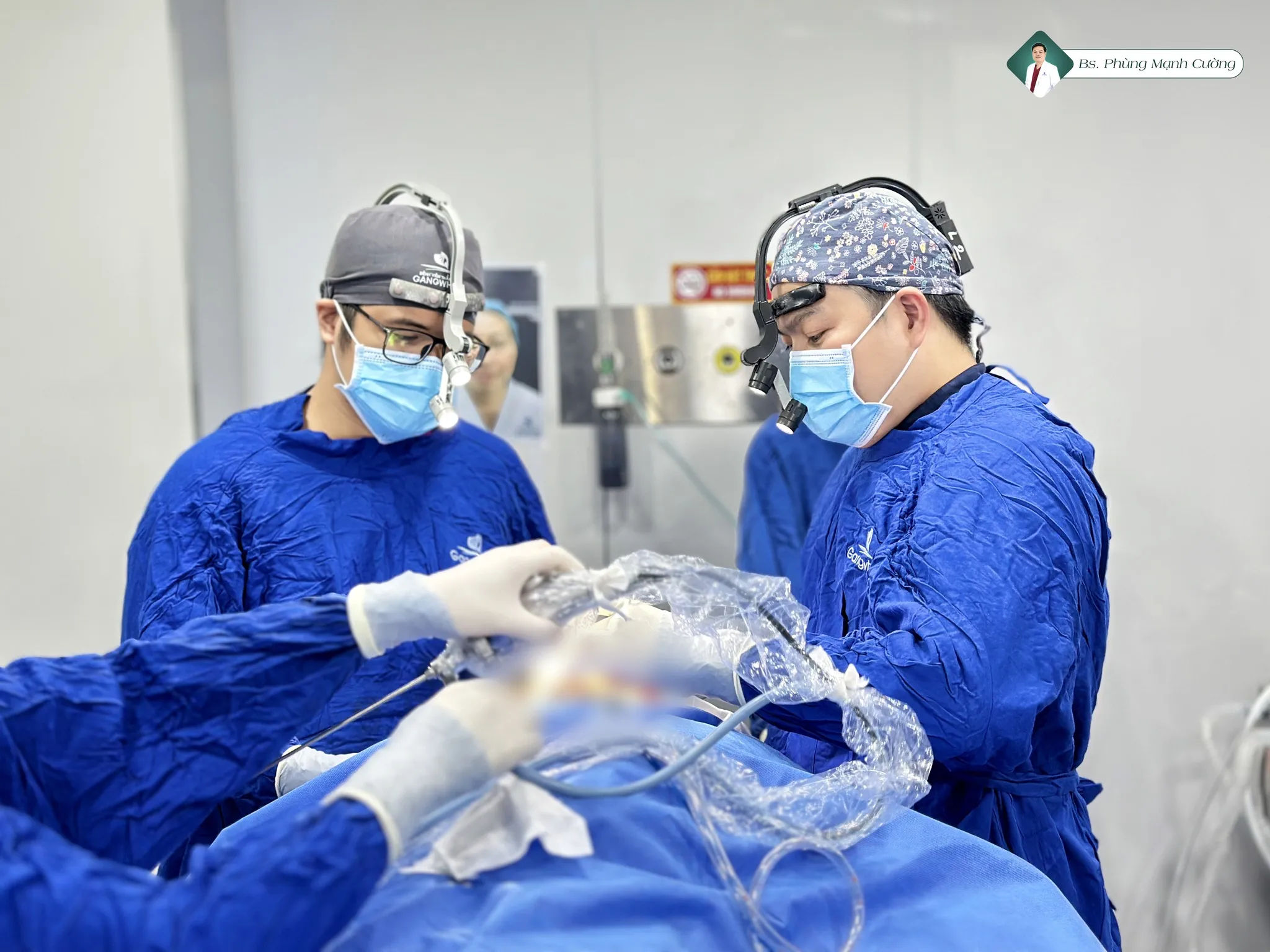 Bác sĩ Phùng Mạnh Cường sử dụng công nghệ nội soi vi phẫu 4K bóc tách chuẩn từng chi tiết